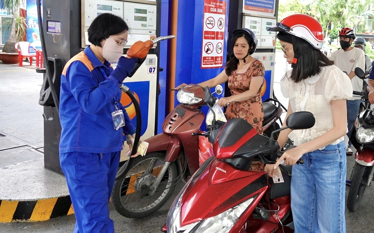 Giá xăng dầu trong nước được điều chỉnh giảm từ chiều 25/6, đưa giá xăng E5 RON92 xuống dưới 20.000 đồng/lít