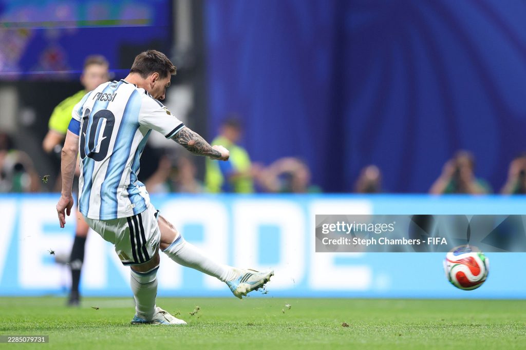 Messi đá hỏng quả phạt đền trong trận Argentina gặp Ai Cập tại World Cup 2026.