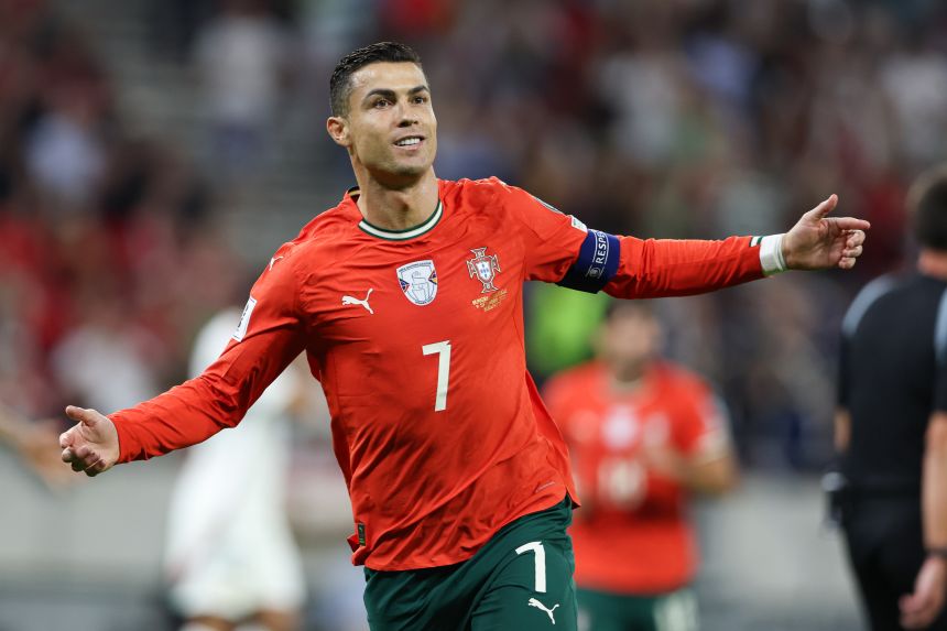 Cristiano Ronaldo là vận động viên kiếm tiền nhiều nhất năm 2026